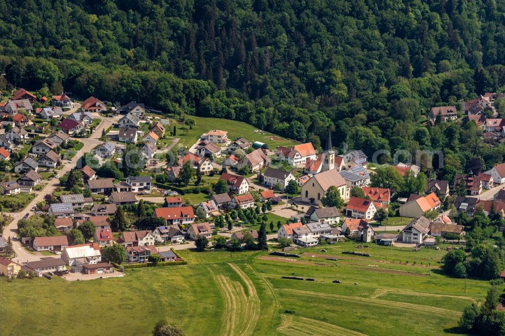 Aerial image Mahlstetten - Surrounded by forest and forest areas center of the streets and houses and residential areas in Mahlstetten in the state Baden-Wuerttemberg, Germany