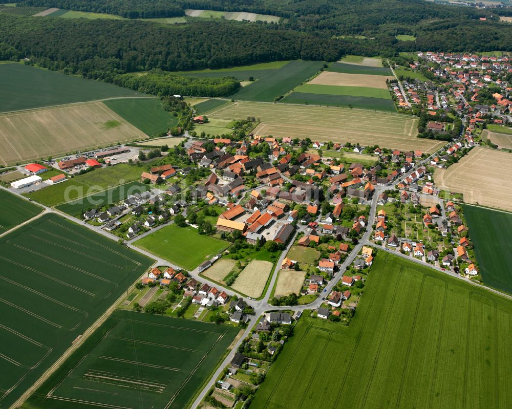 Klein Döhren from the bird's eye view: Surrounded by forest and forest areas center of the streets and houses and residential areas in Klein Döhren in the state Lower Saxony, Germany