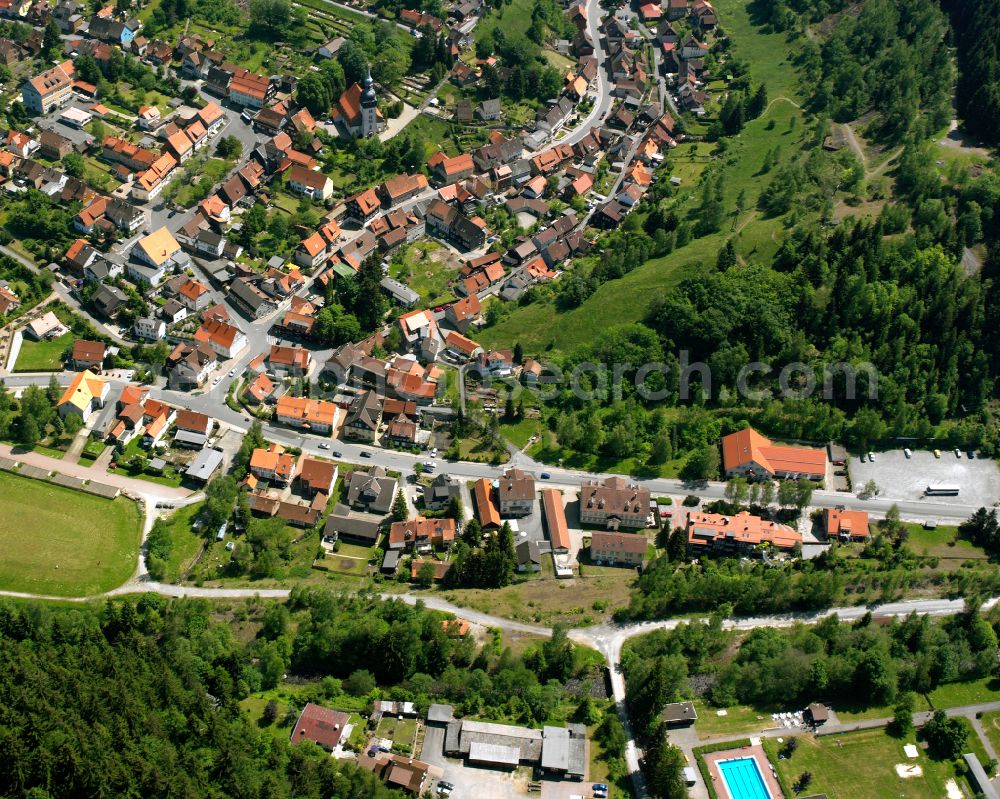 Lautenthal from the bird's eye view: Surrounded by forest and forest areas center of the streets and houses and residential areas in Lautenthal in the state Lower Saxony, Germany
