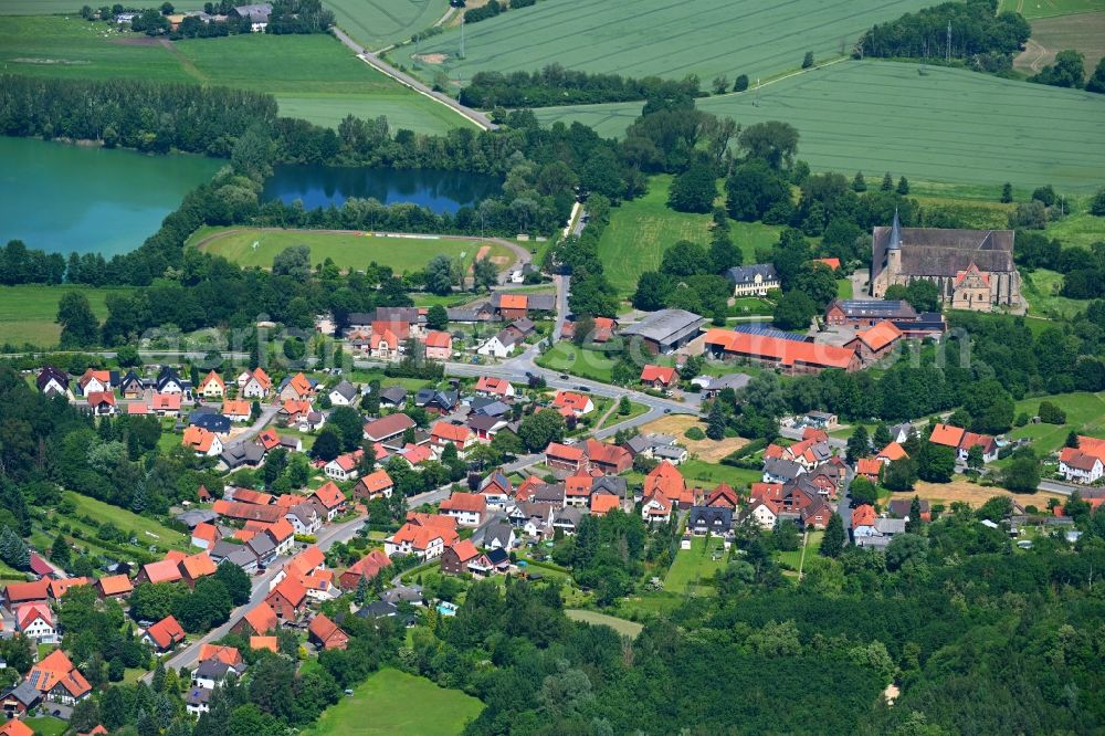 Aerial photograph Möllenbeck - Surrounded by forest and forest areas center of the streets and houses and residential areas in Moellenbeck in the state Lower Saxony, Germany