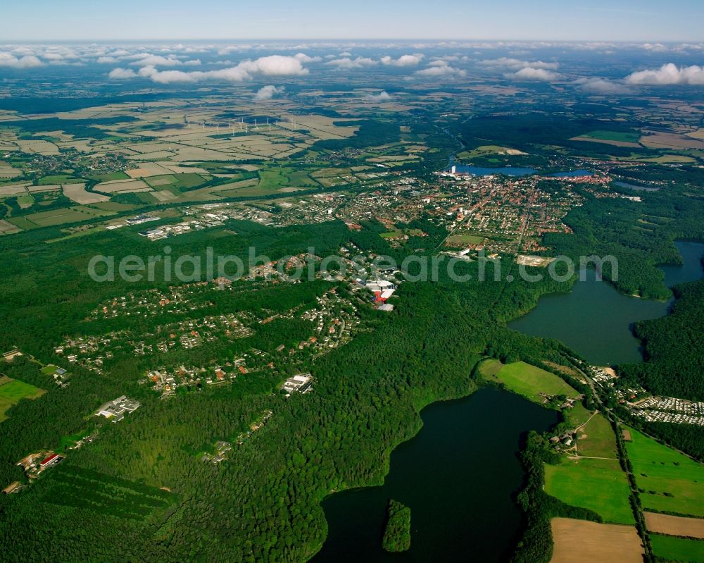 Aerial photograph Mölln - Surrounded by forest and forest areas center of the streets and houses and residential areas in Mölln in the state Schleswig-Holstein, Germany