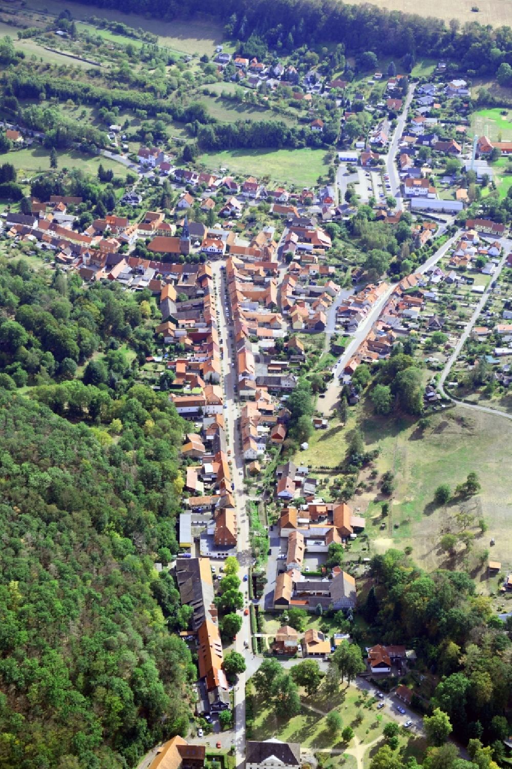 Neustadt/Harz from above - Surrounded by forest and forest areas center of the streets and houses and residential areas in Neustadt/Harz in the state Thuringia, Germany