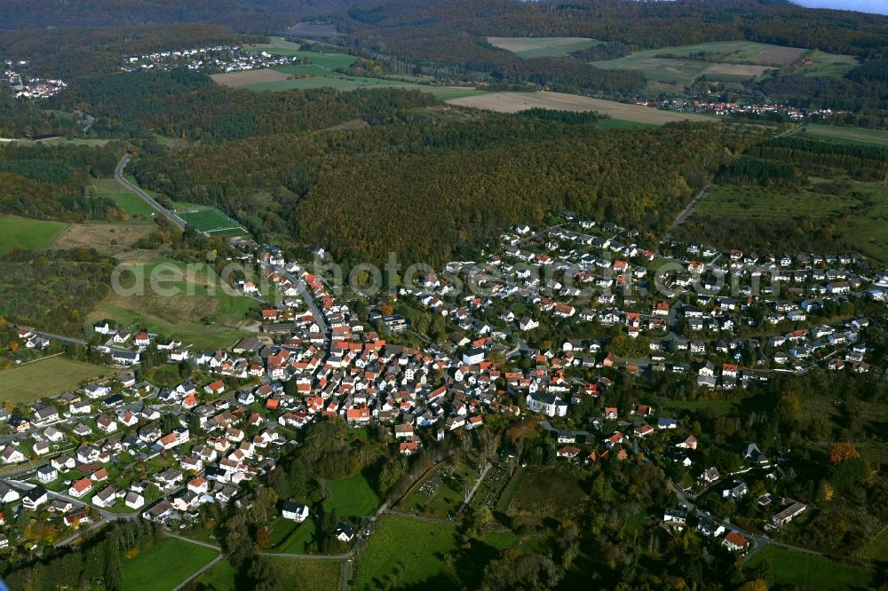 Pfaffenwiesbach from above - Surrounded by forest and forest areas center of the streets and houses and residential areas in Pfaffenwiesbach in the state Hesse, Germany