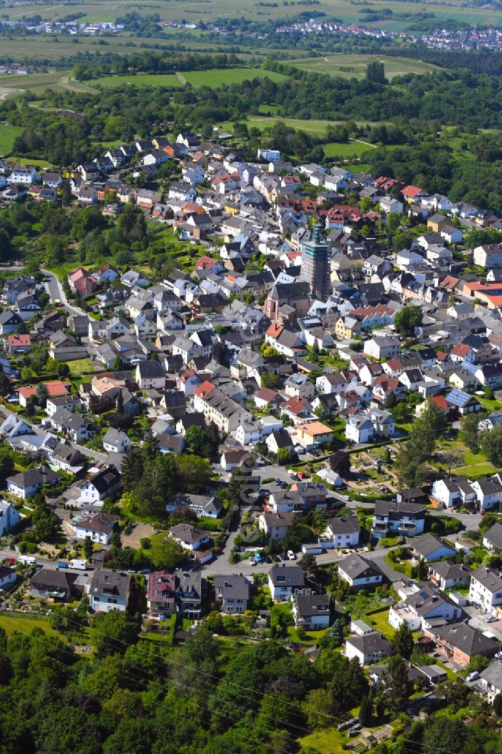 Rauenthal from the bird's eye view: Surrounded by forest and forest areas center of the streets and houses and residential areas in Rauenthal in the state Hesse, Germany