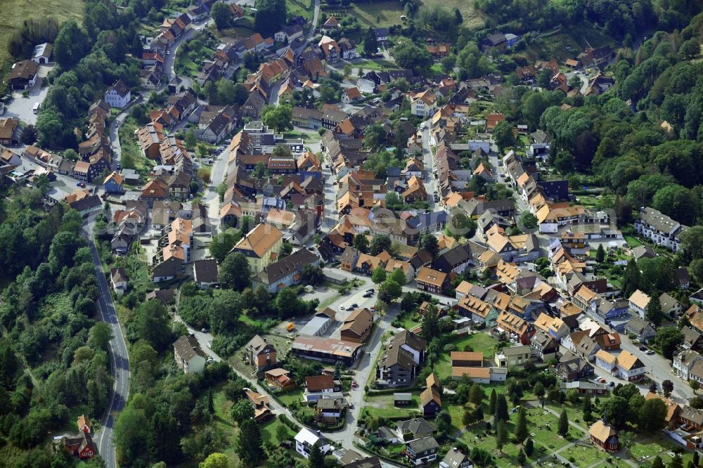 Sankt Andreasberg from above - Surrounded by forest and forest areas center of the streets and houses and residential areas in Sankt Andreasberg in the state Lower Saxony, Germany