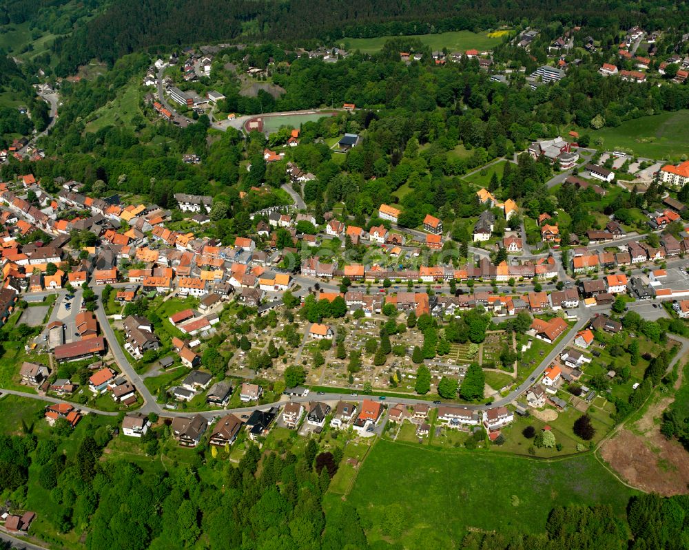 Sankt Andreasberg from the bird's eye view: Surrounded by forest and forest areas center of the streets and houses and residential areas in Sankt Andreasberg in the state Lower Saxony, Germany