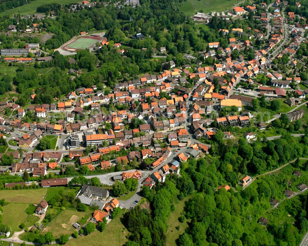Aerial image Sankt Andreasberg - Surrounded by forest and forest areas center of the streets and houses and residential areas in Sankt Andreasberg in the state Lower Saxony, Germany
