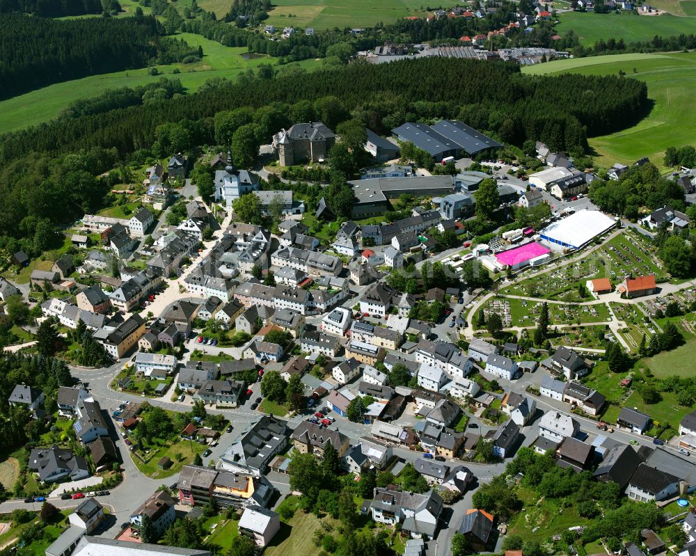 Aerial photograph Schauenstein - Surrounded by forest and forest areas center of the streets and houses and residential areas in Schauenstein in the state Bavaria, Germany