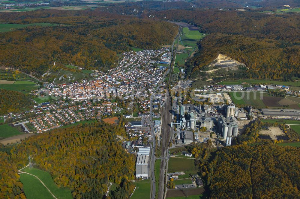 Schelklingen from above - Surrounded by forest and forest areas center of the streets and houses and residential areas in Schelklingen in the state Baden-Wuerttemberg, Germany