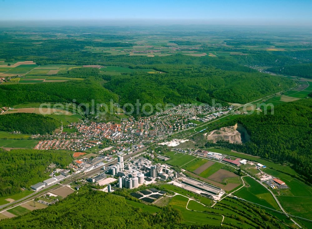 Aerial photograph Schelklingen - Surrounded by forest and forest areas center of the streets and houses and residential areas in Schelklingen in the state Baden-Wuerttemberg, Germany
