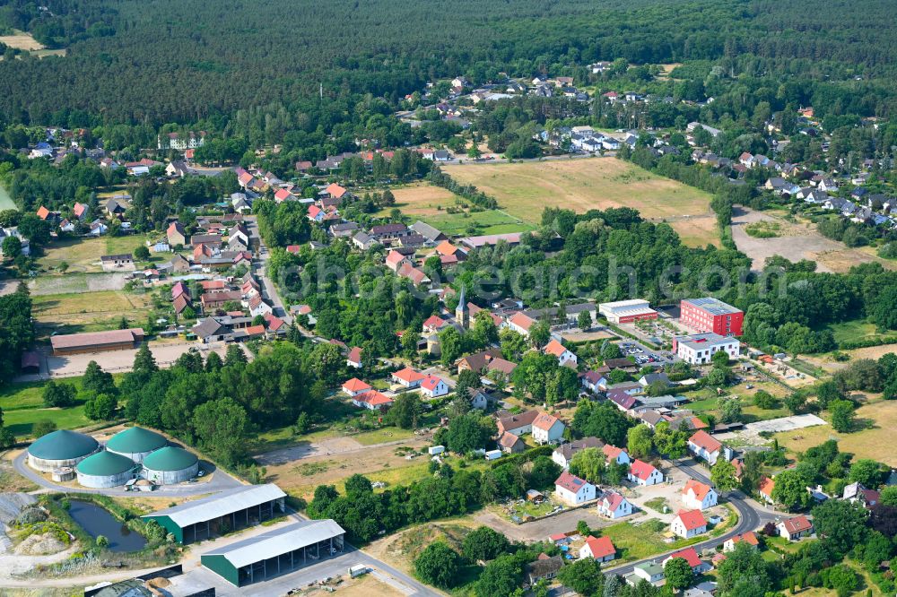 Aerial photograph Schmachtenhagen - Surrounded by forest and forest areas center of the streets and houses and residential areas in Schmachtenhagen in the state Brandenburg, Germany