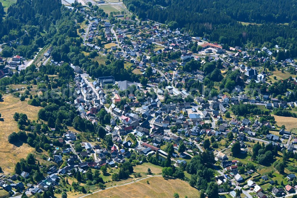 Schmiedefeld am Rennsteig from above - Surrounded by forest and forest areas center of the streets and houses and residential areas in Schmiedefeld am Rennsteig in the state Thuringia, Germany