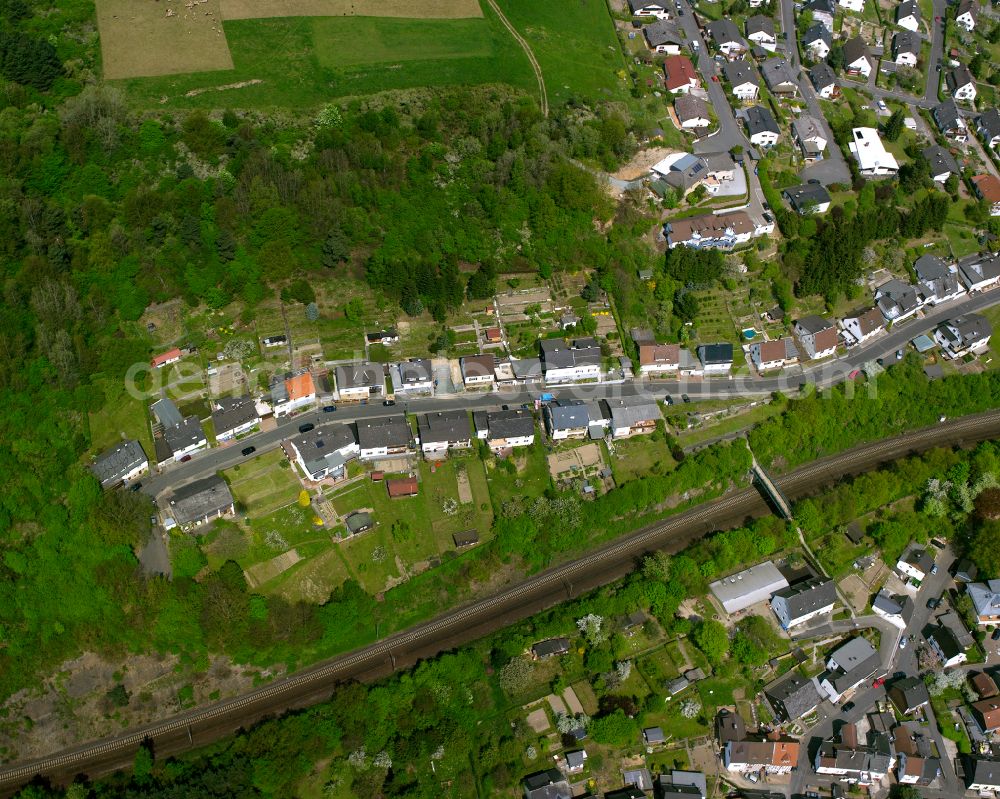Sechshelden from the bird's eye view: Surrounded by forest and forest areas center of the streets and houses and residential areas in Sechshelden in the state Hesse, Germany