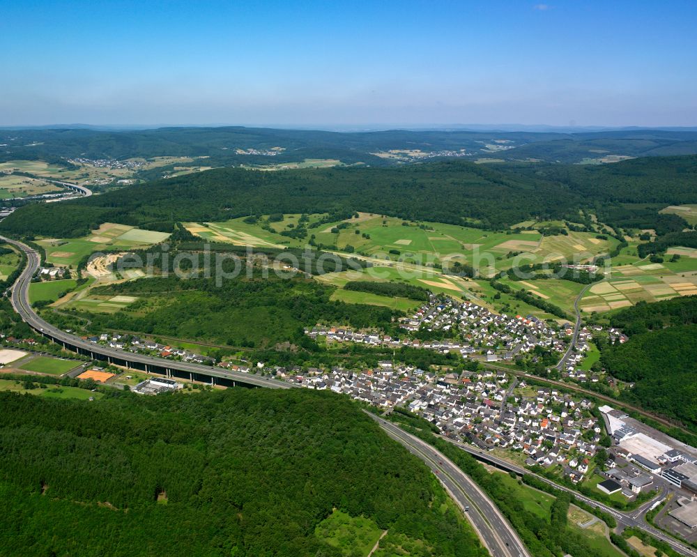 Aerial image Sechshelden - Surrounded by forest and forest areas center of the streets and houses and residential areas in Sechshelden in the state Hesse, Germany