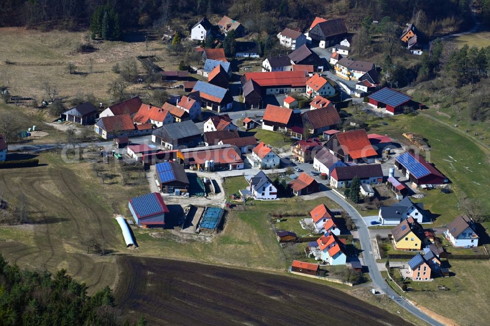 Stadelhofen from the bird's eye view: Surrounded by forest and forest areas center of the streets and houses and residential areas in Stadelhofen at Fraenkische Schweiz in the state Bavaria, Germany