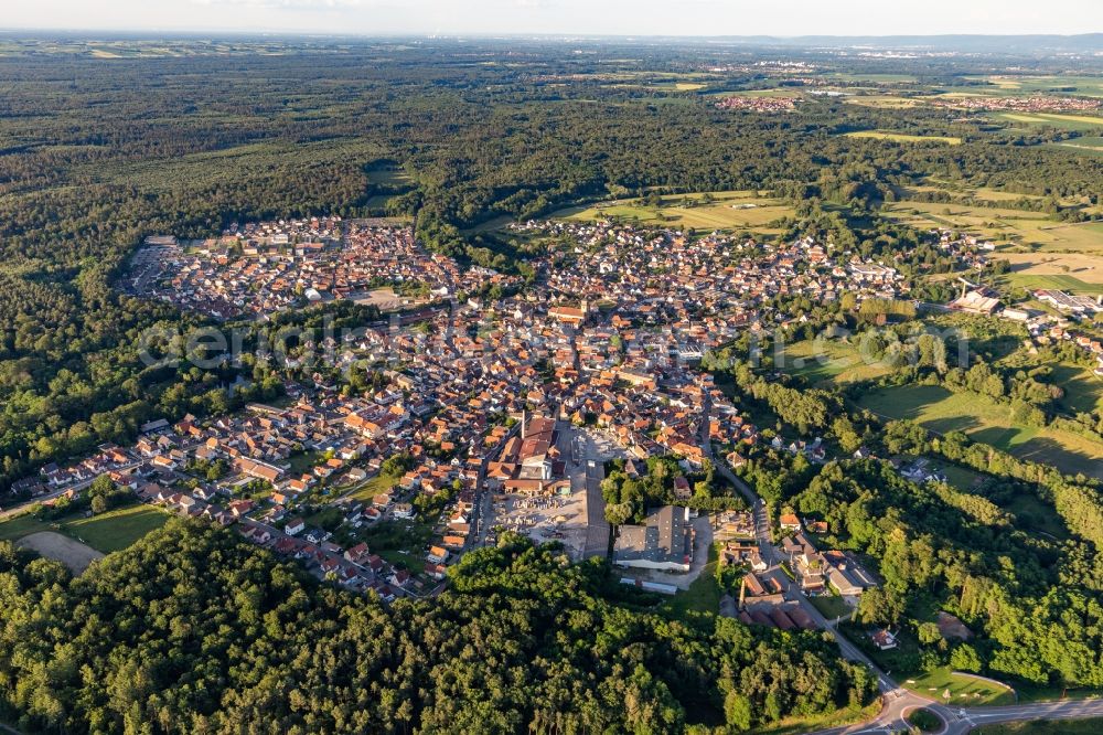 Aerial image Soufflenheim - Surrounded by forest and forest areas center of the streets and houses and residential areas in Soufflenheim in Grand Est, France