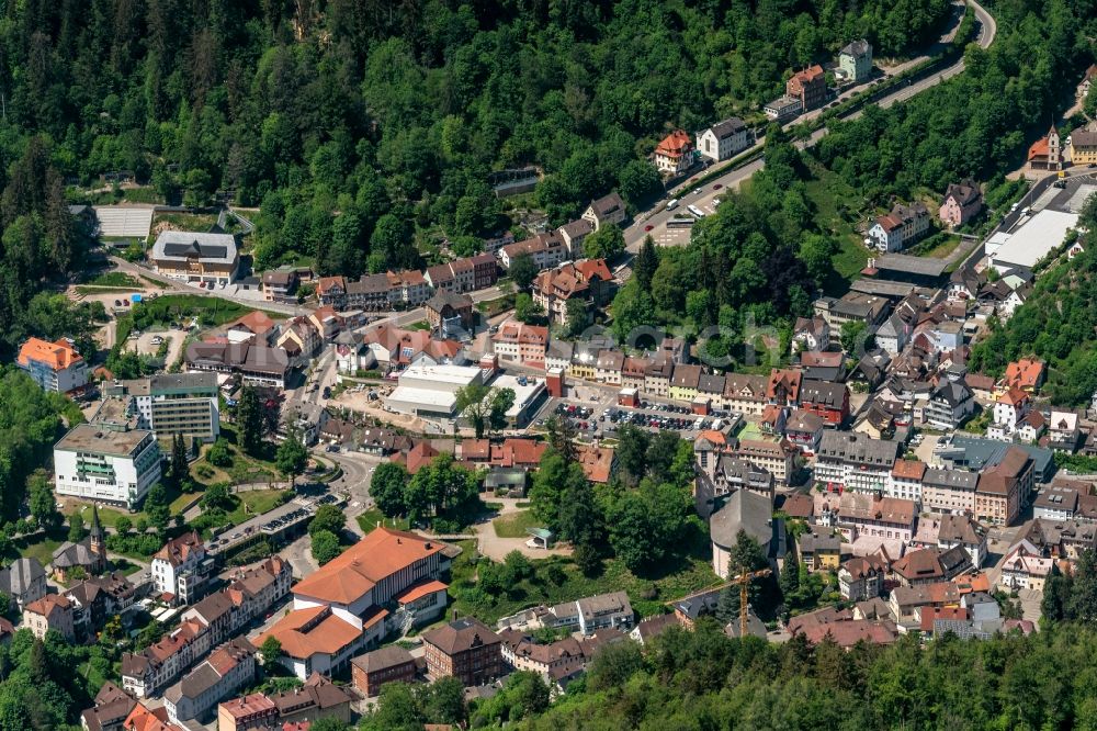 Aerial image Triberg im Schwarzwald - Surrounded by forest and forest areas center of the streets and houses and residential areas in Triberg im Schwarzwald in the state Baden-Wuerttemberg, Germany