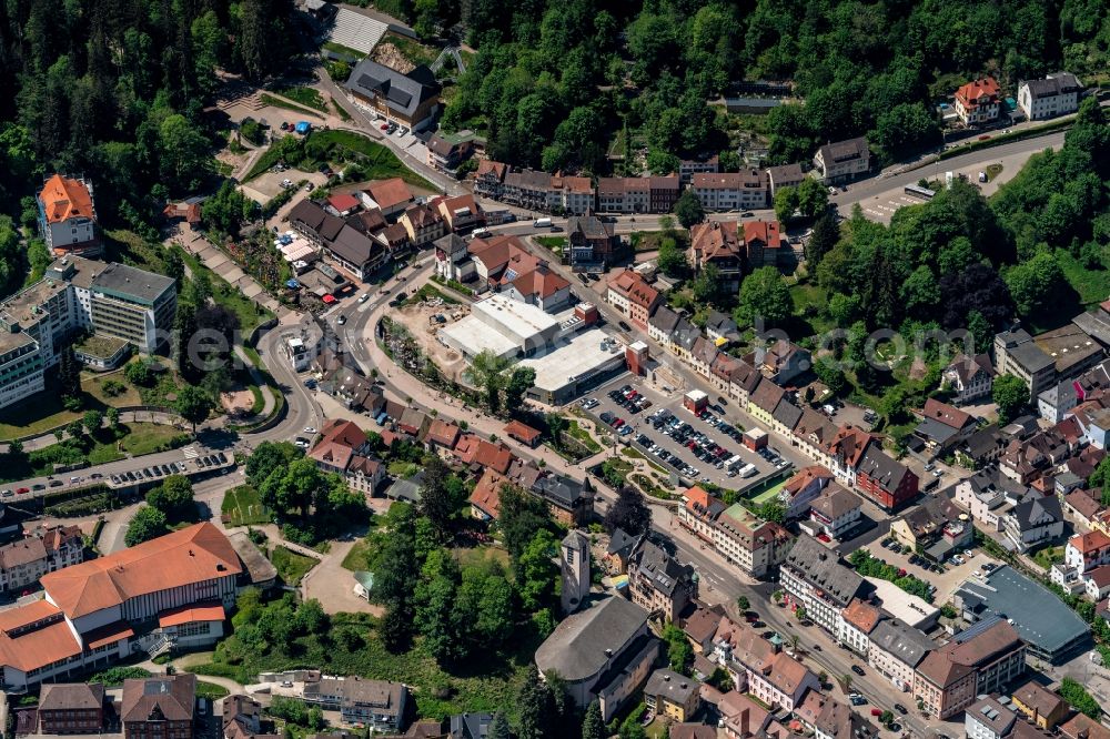 Triberg im Schwarzwald from above - Surrounded by forest and forest areas center of the streets and houses and residential areas in Triberg im Schwarzwald in the state Baden-Wuerttemberg, Germany