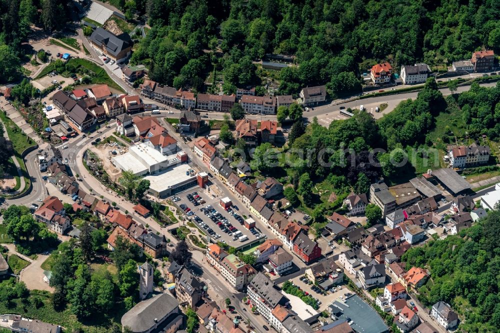 Aerial image Triberg im Schwarzwald - Surrounded by forest and forest areas center of the streets and houses and residential areas in Triberg im Schwarzwald in the state Baden-Wuerttemberg, Germany