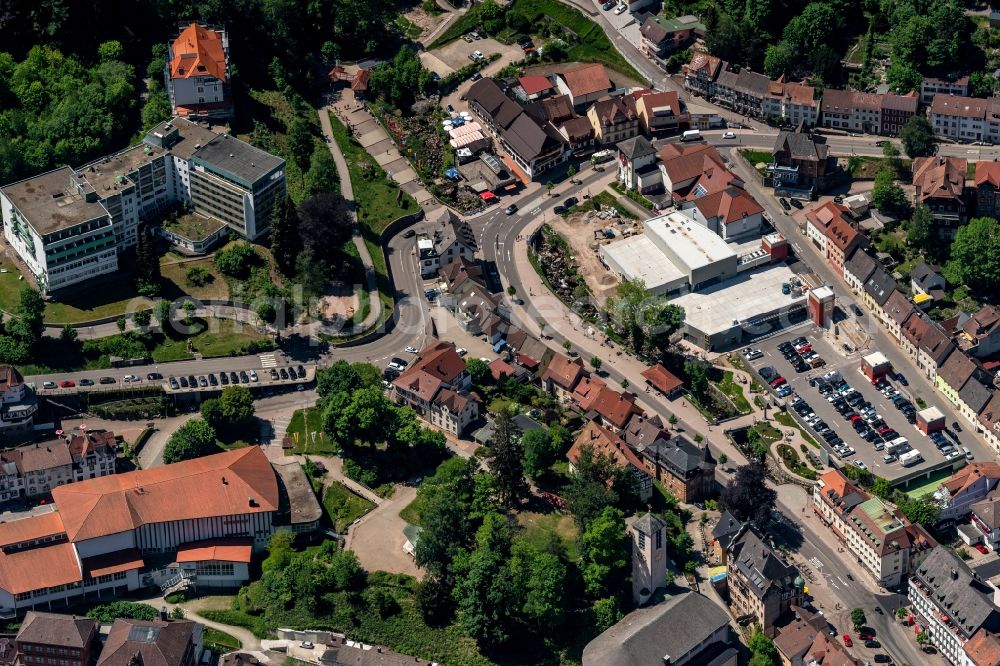 Triberg im Schwarzwald from above - Surrounded by forest and forest areas center of the streets and houses and residential areas in Triberg im Schwarzwald in the state Baden-Wuerttemberg, Germany