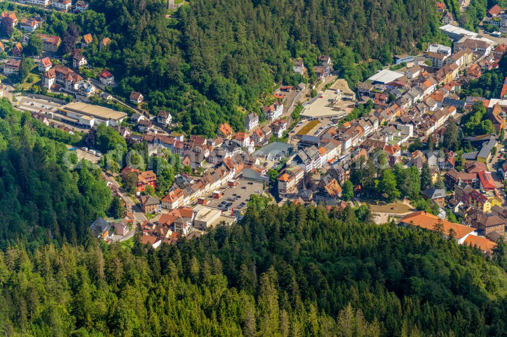 Triberg im Schwarzwald from the bird's eye view: Surrounded by forest and forest areas center of the streets and houses and residential areas in Triberg im Schwarzwald in the state Baden-Wuerttemberg, Germany