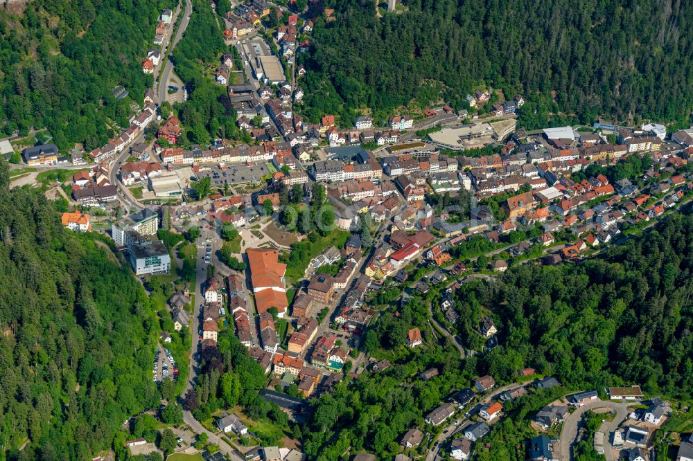 Aerial photograph Triberg im Schwarzwald - Surrounded by forest and forest areas center of the streets and houses and residential areas in Triberg im Schwarzwald in the state Baden-Wuerttemberg, Germany