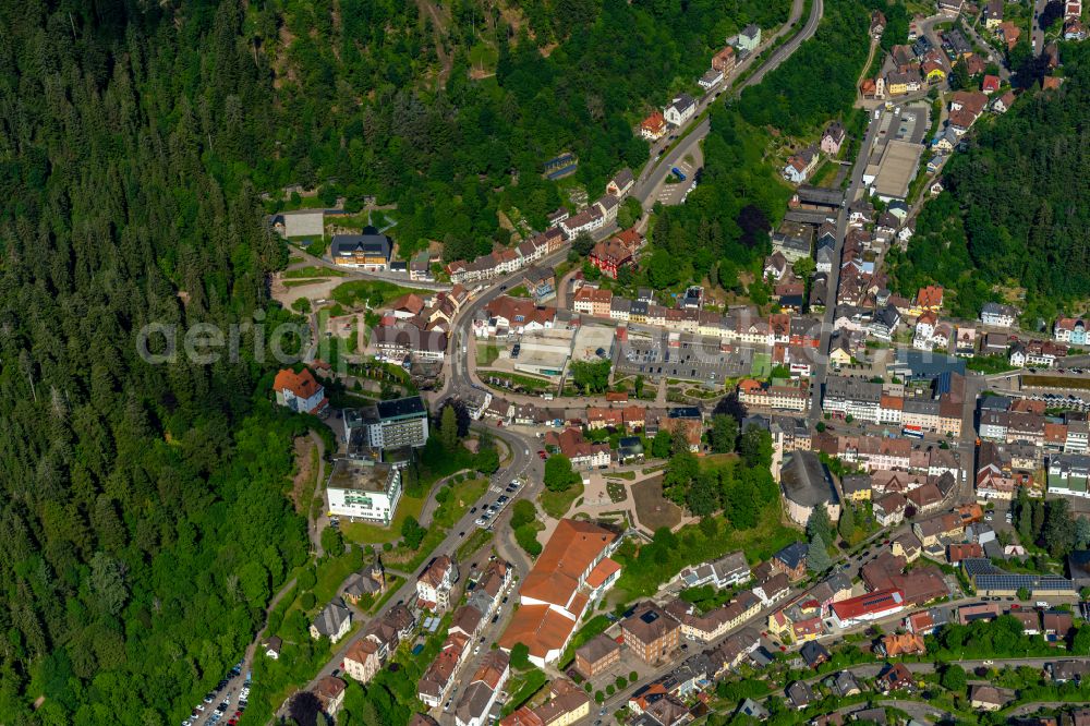 Triberg im Schwarzwald from the bird's eye view: Surrounded by forest and forest areas center of the streets and houses and residential areas in Triberg im Schwarzwald in the state Baden-Wuerttemberg, Germany