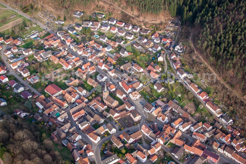Aerial image Vorderweidenthal - Surrounded by forest and forest areas center of the streets and houses and residential areas in Vorderweidenthal in the state Rhineland-Palatinate, Germany