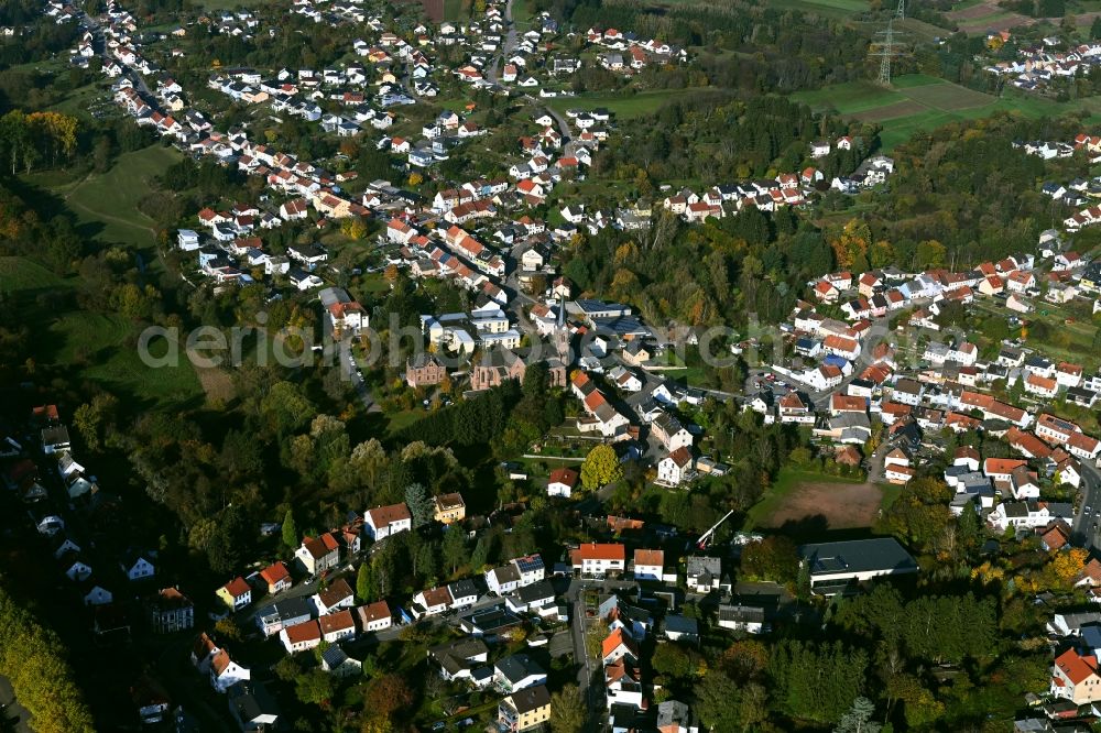 Wemmetsweiler from above - Surrounded by forest and forest areas center of the streets and houses and residential areas in Wemmetsweiler in the state Saarland, Germany