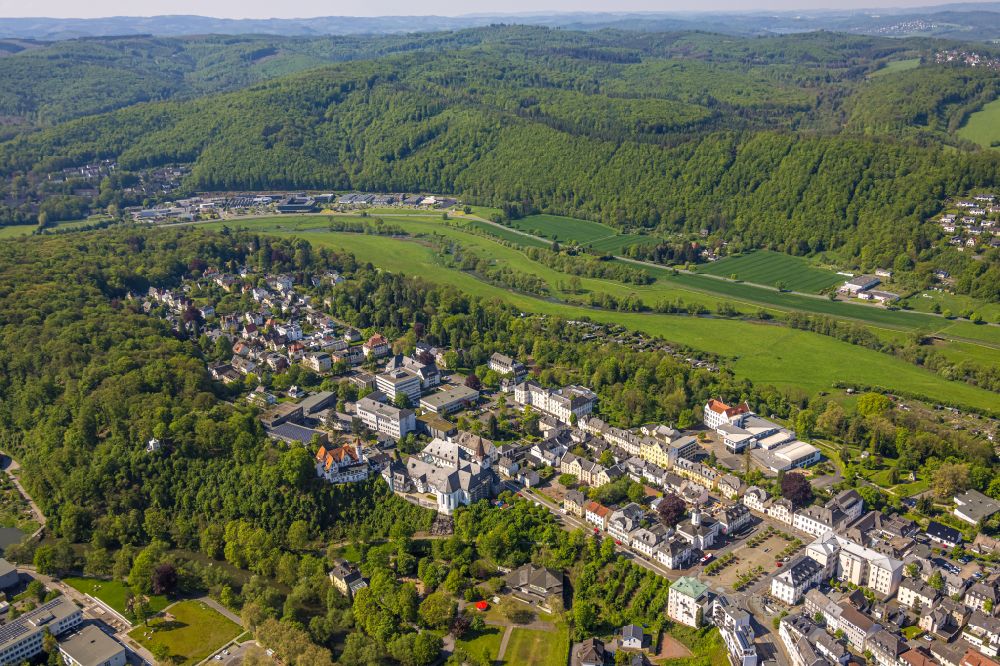 Wennigloh from the bird's eye view: Surrounded by forest and forest areas center of the streets and houses and residential areas in Wennigloh at Sauerland in the state North Rhine-Westphalia, Germany
