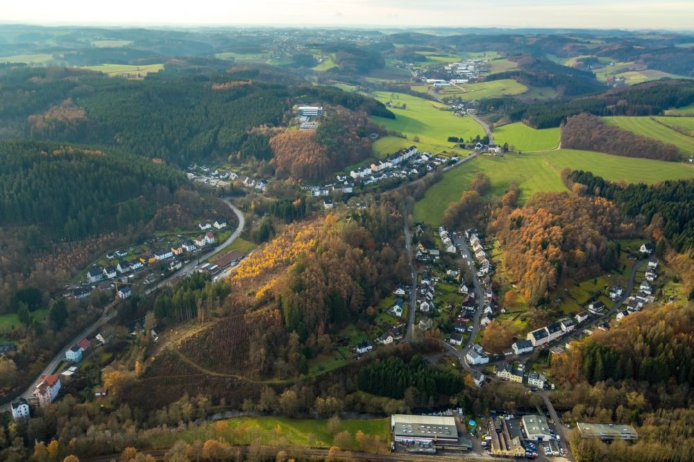 Aerial photograph Winkhausen - Surrounded by forest and forest areas center of the streets and houses and residential areas in Winkhausen in the state North Rhine-Westphalia, Germany