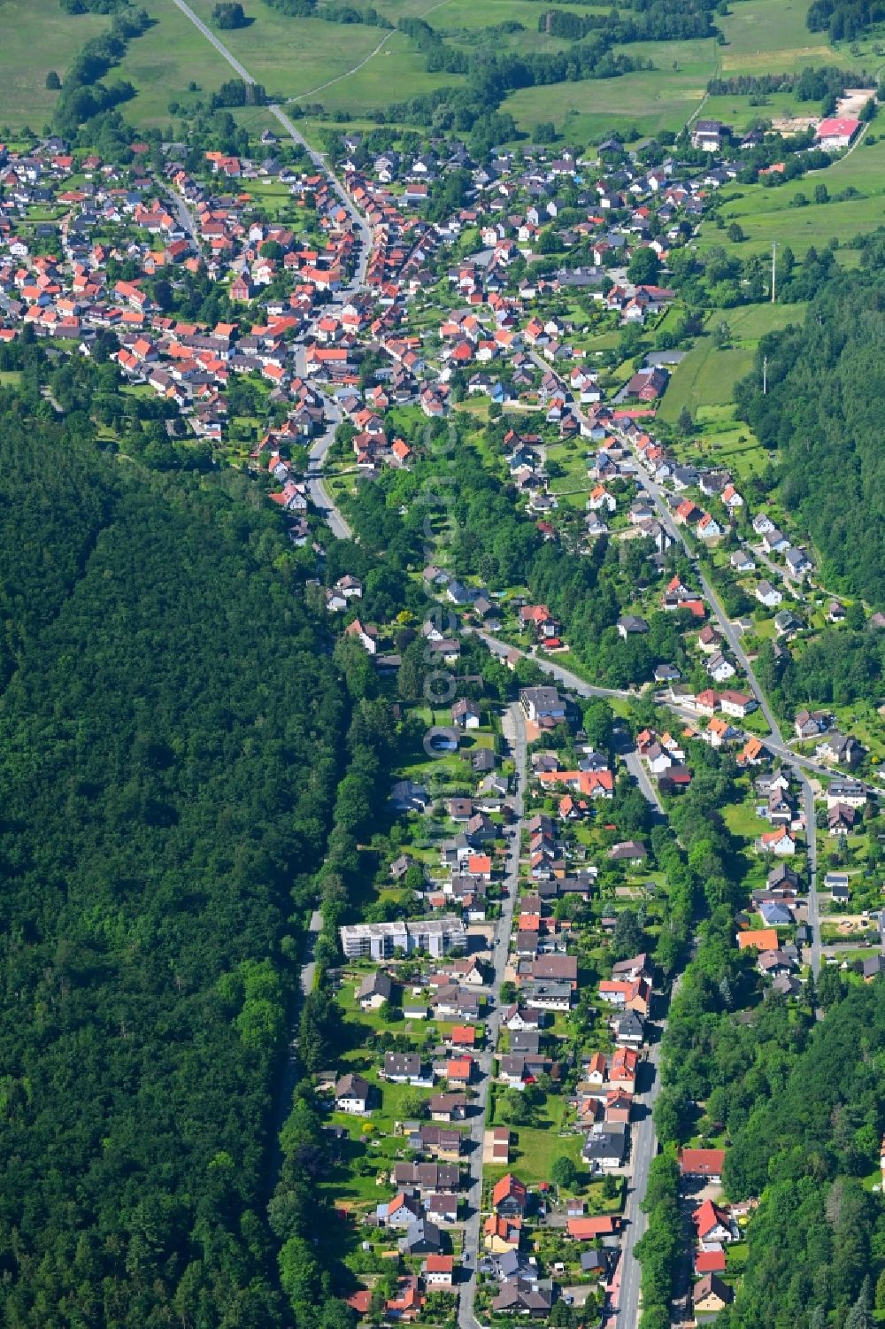 Aerial photograph Wolfshagen im Harz - Surrounded by forest and forest areas center of the streets and houses and residential areas in Wolfshagen im Harz in the state Lower Saxony, Germany
