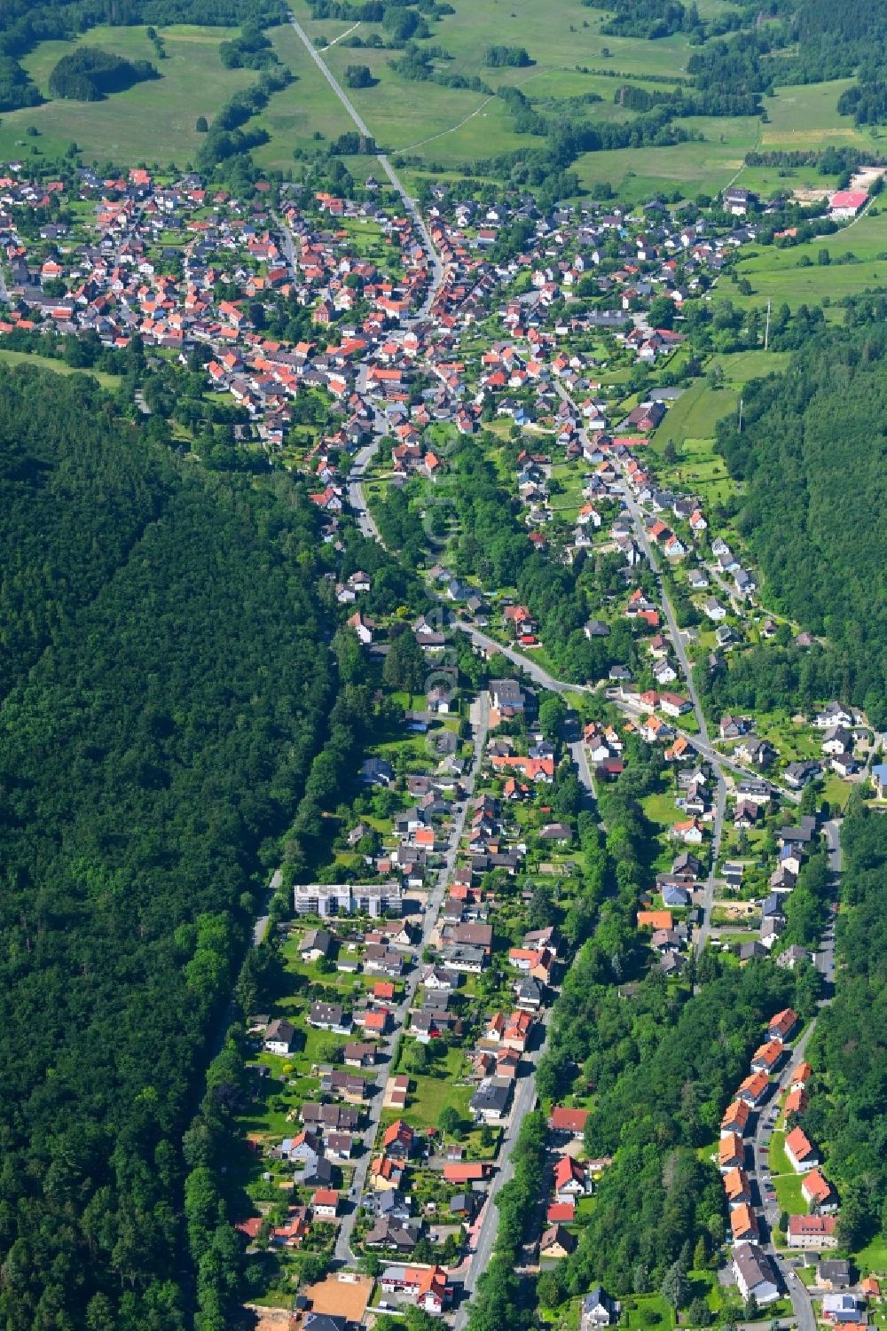 Wolfshagen im Harz from above - Surrounded by forest and forest areas center of the streets and houses and residential areas in Wolfshagen im Harz in the state Lower Saxony, Germany