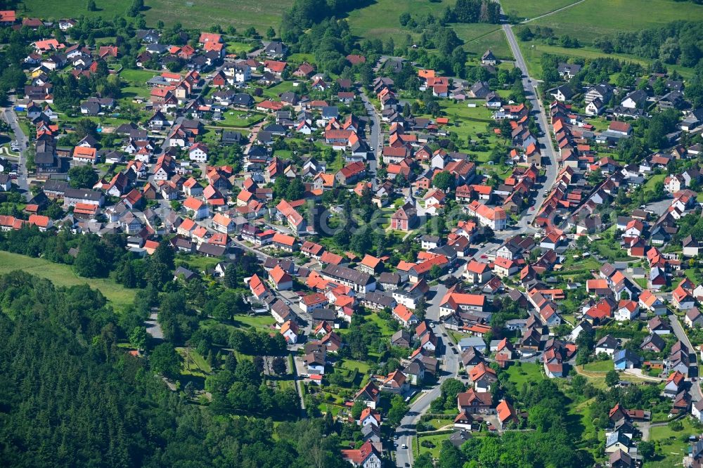 Wolfshagen im Harz from the bird's eye view: Surrounded by forest and forest areas center of the streets and houses and residential areas in Wolfshagen im Harz in the state Lower Saxony, Germany