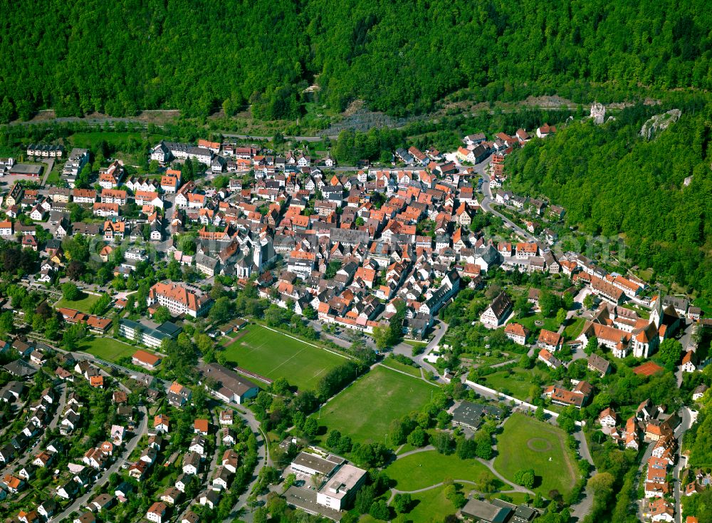 Aerial photograph Blaubeuren - Urban area with outskirts and inner city area surrounded by woodland and forest areas in Blaubeuren in the state Baden-Wuerttemberg, Germany