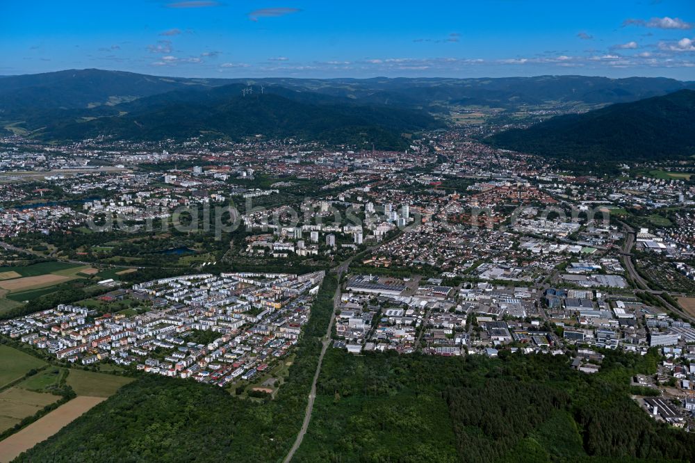 Aerial photograph Weingarten - Urban area with outskirts and inner city area surrounded by woodland and forest areas in Weingarten in the state Baden-Wuerttemberg, Germany