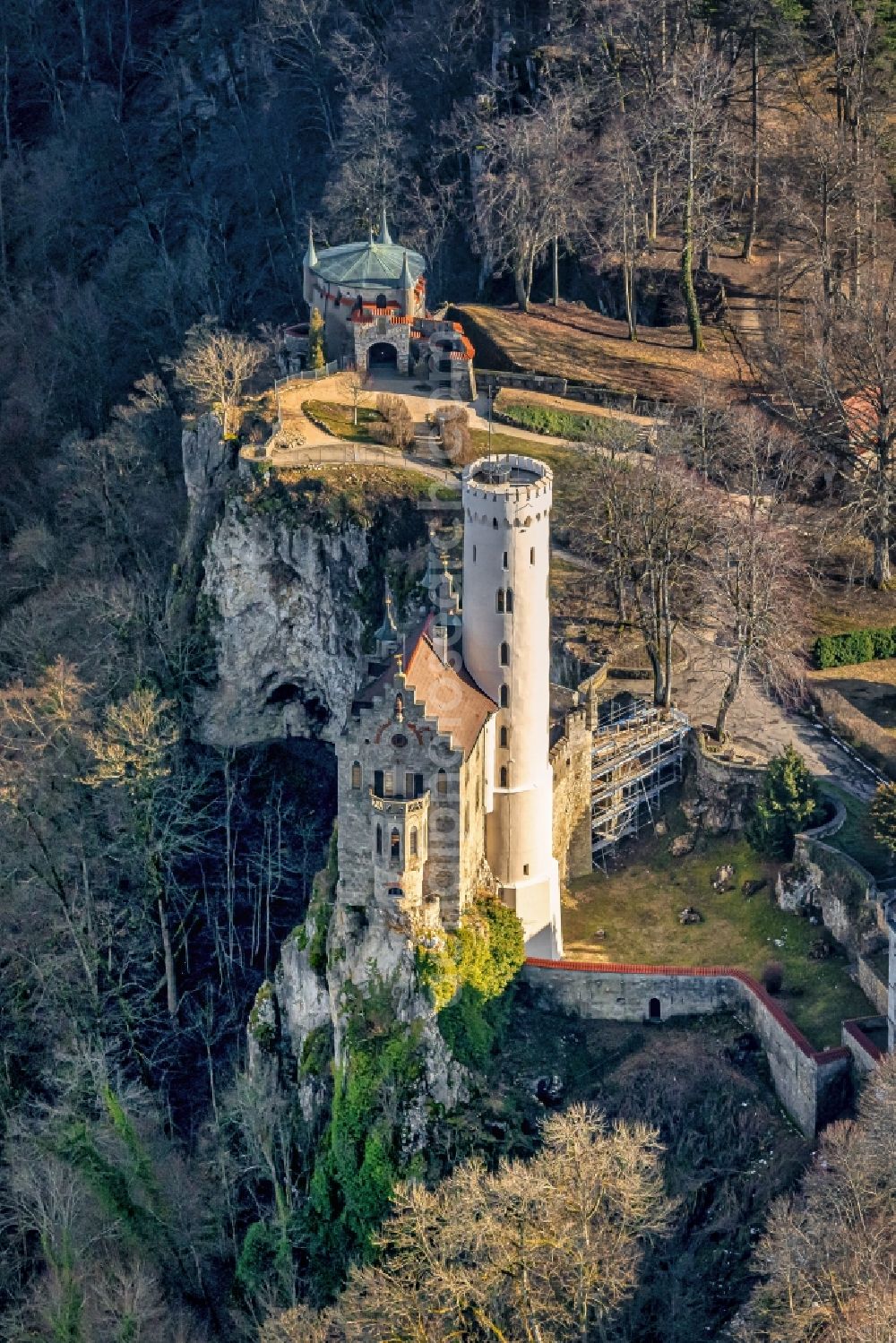 Aerial photograph Lichtenstein - Wood and mountain landscape Albtrauf in the Swabian nightmare with the castle Bright stone in the district Unterhausen in Lichtenstein in the federal state Baden-Wurttemberg