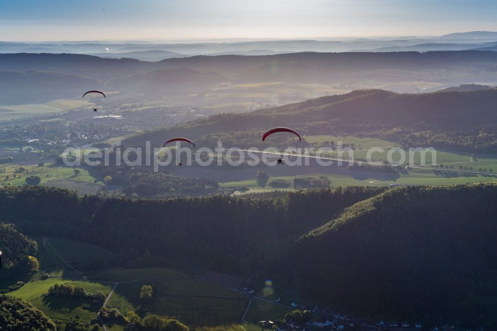 Holenberg from the bird's eye view: Forest and mountain scenery with 3 Paragleitern in Weserbergland in Holenberg in the state Lower Saxony, Germany