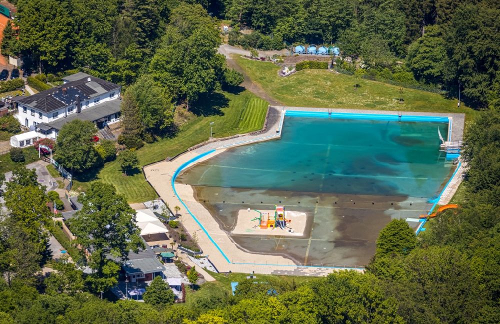Aerial photograph Halver - Swimming pool of the outdoor pool Waldfreibad Herpine in the district Winkhof in Halver in the state North Rhine-Westphalia, Germany