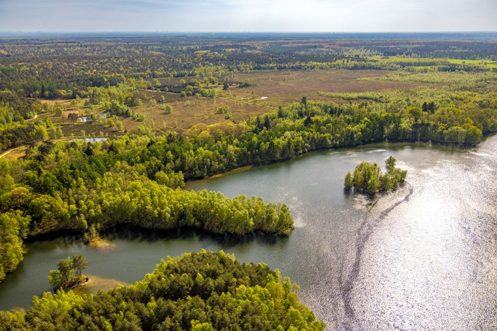 Aerial image Brüggen - Forest areas on the shore of the lake Diergartscher See in the nature reserve NSG Elmpter Schwalmbruch on the road L373 in Brueggen in the federal state of North Rhine-Westphalia, Germany