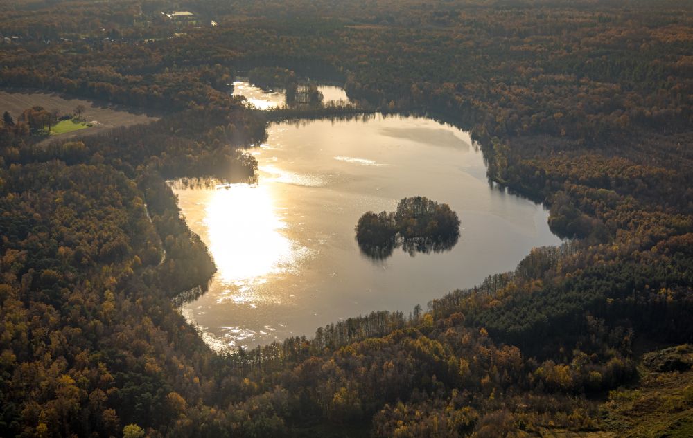 Aerial photograph Bottrop - Forests on the shores of Lake Heidesee in Bottrop in the state North Rhine-Westphalia, Germany