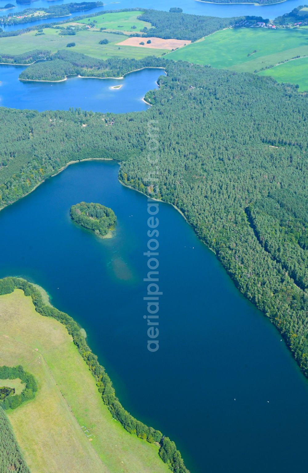 Aerial photograph Krüselin - Forests on the shores of Lake Krueselinsee in Krueselin Boitzenburger Land in the state Mecklenburg - Western Pomerania, Germany