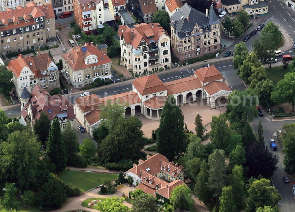 Eisenach from the bird's eye view: The pump room is located on the Wartburg-Stiftung Eisenachallee in Eisenach in Thuringia regions in Karthaus garden. The foyer on the grounds of the botanical garden was built over 100 years ago as part of a health establishment. For this purpose, healing waters from around Eisenach was passed through pipes in the building of the gallery to be given here to spa guests