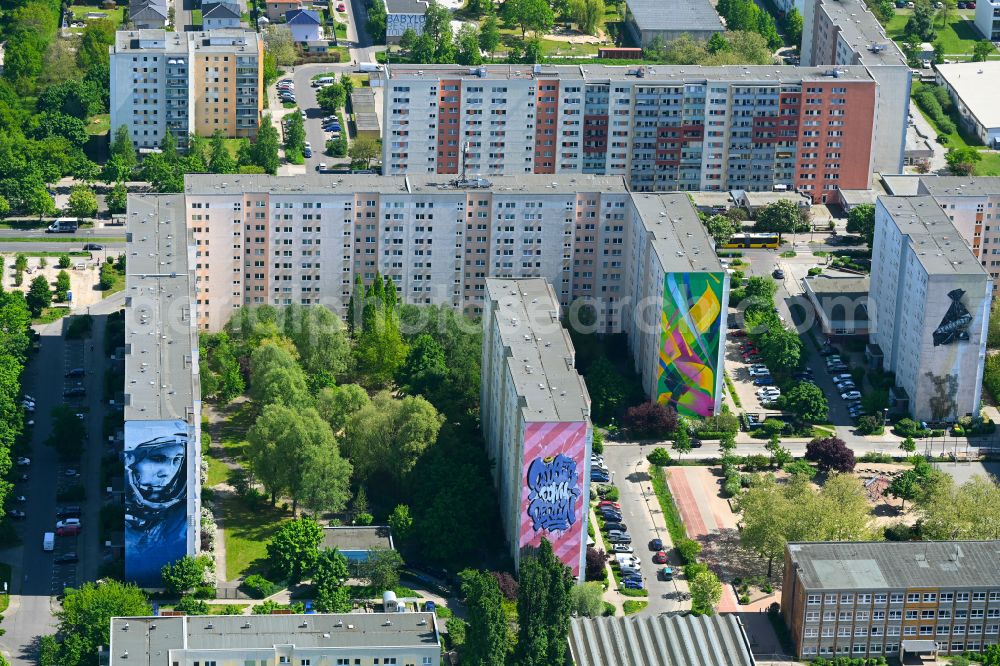 Aerial photograph Berlin - Wall painting on prefabricated high-rise buildings in the residential area of an industrially manufactured prefabricated housing estate on Zossener Strasse - Alte Hellersdorfer Strasse in the Hellersdorf district in Berlin, Germany