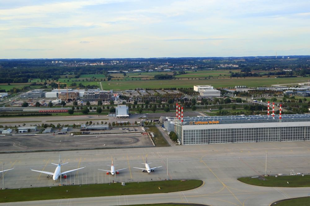 Aerial image München-Flughafen - Hangars and parked airliners on the grounds of the airport in Muenchen-Flughafen in the state Bavaria, Germany