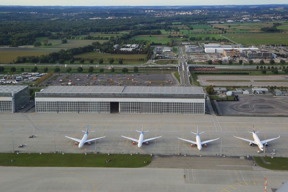 Aerial photograph München-Flughafen - Hangars and parked airliners on the grounds of the airport in Muenchen-Flughafen in the state Bavaria, Germany