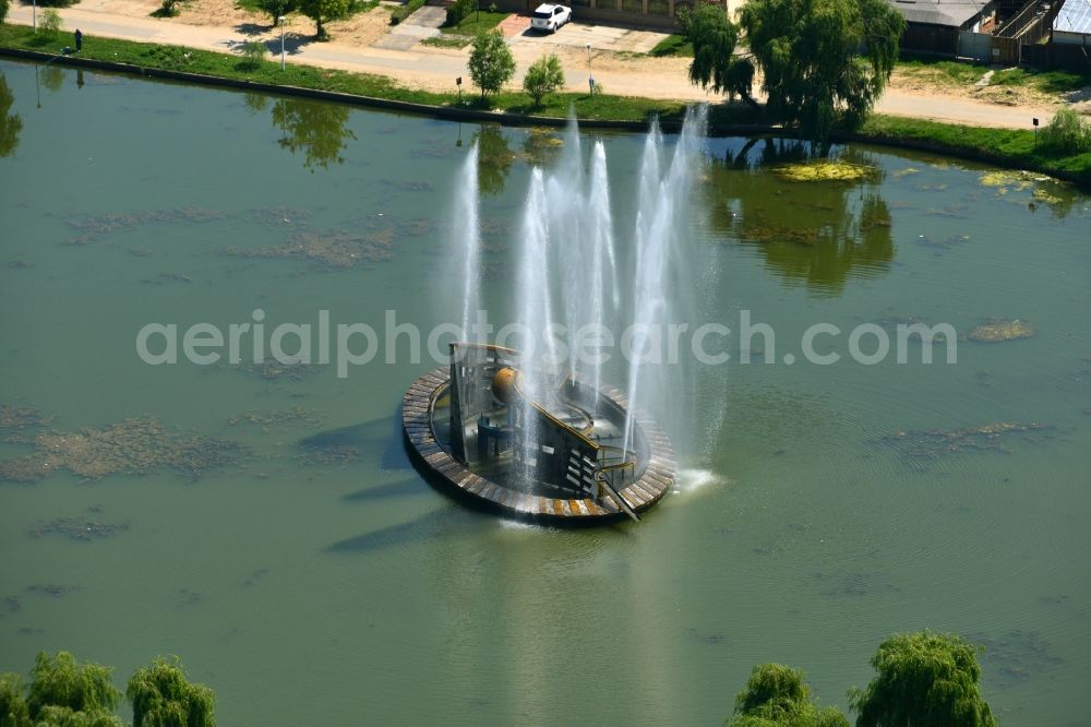 Aerial photograph Bukarest - Water Fontaine in the lake Lacul Plumboita in the city center of the capital city of Bucharest in Romania