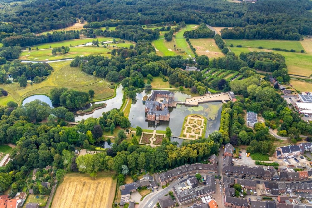Aerial image Isselburg - Building and castle park systems of water castle in the district Anholt in Isselburg in the state North Rhine-Westphalia, Germany