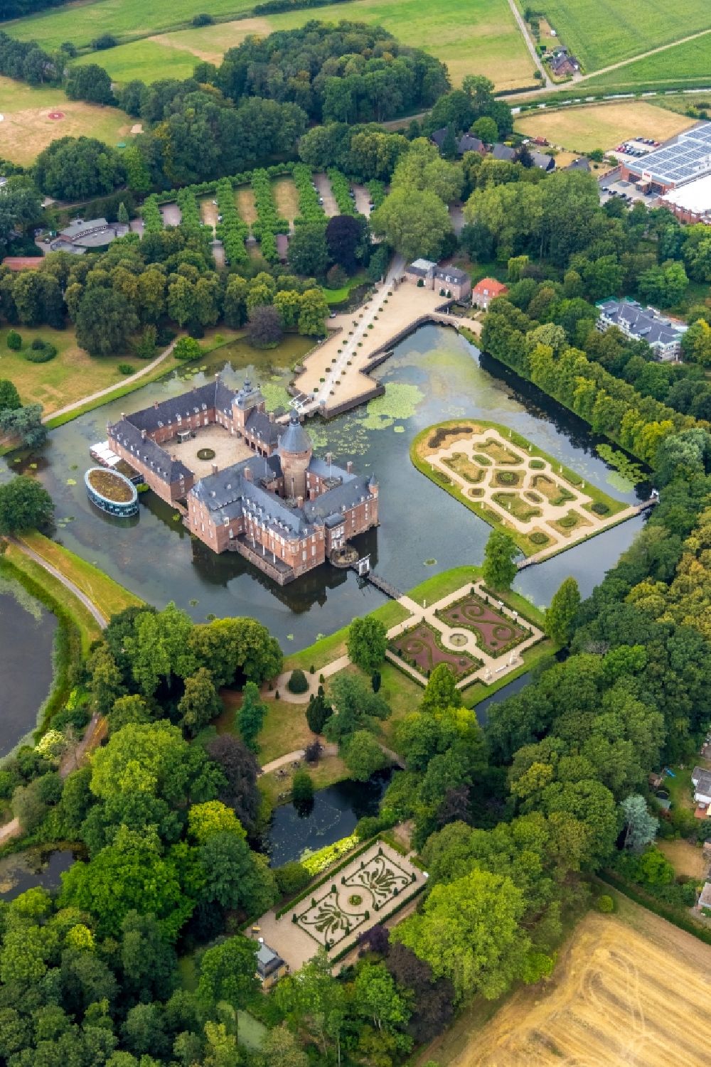 Aerial photograph Isselburg - Building and castle park systems of water castle in the district Anholt in Isselburg in the state North Rhine-Westphalia, Germany