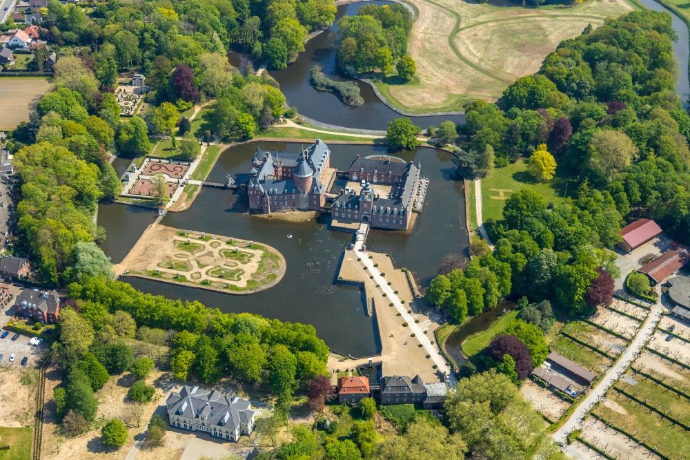 Aerial photograph Isselburg - Building and castle park systems of water castle in the district Anholt in Isselburg in the state North Rhine-Westphalia, Germany